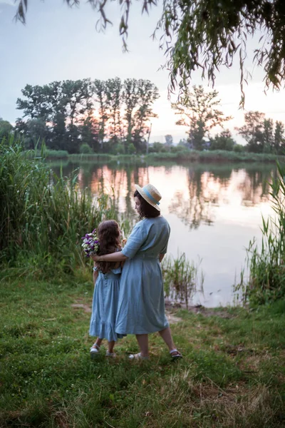 Matka przytulanie córka odkryty w naturze — Zdjęcie stockowe