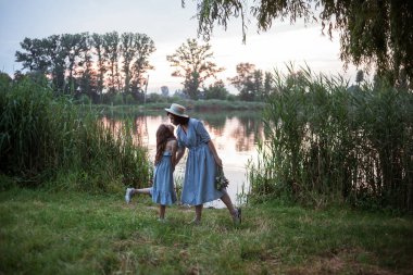 Anne kızla ya da kızıyla eğleniyor.