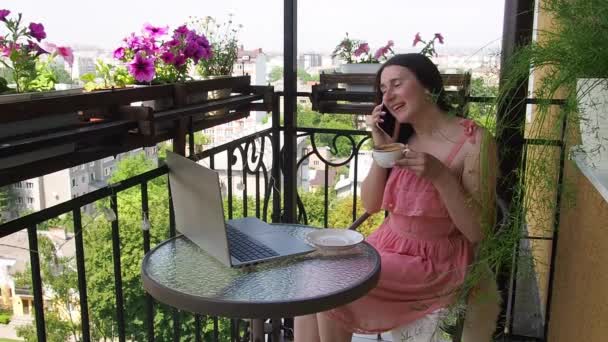 Mulher usando laptop e smartphone na varanda — Vídeo de Stock