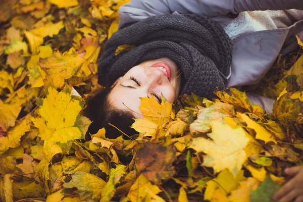 年轻女人在秋天玩得很开心 — 图库照片