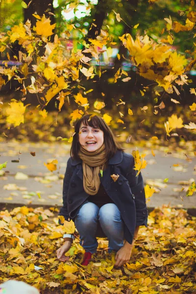 年轻女人在秋天玩得很开心 — 图库照片