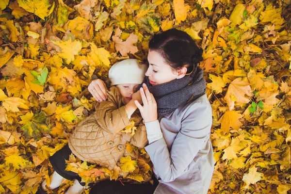 Giovane madre e sua figlia si divertono in autunno — Foto Stock