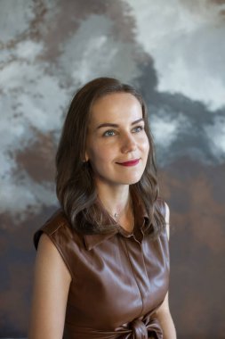 Kahverengi saçlı, kahverengi elbiseli iş kadını.