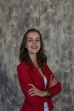 Kırmızı ceketli bir iş kadını portresi.