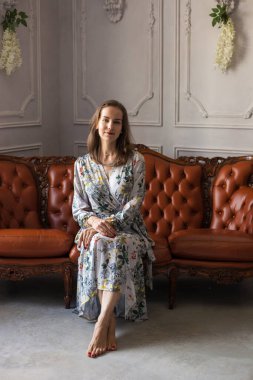 Güzel iç mekanda zarif bir bayan.