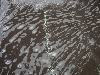 Dalgalı ve köpüklü güzel beyaz sabun arka planı