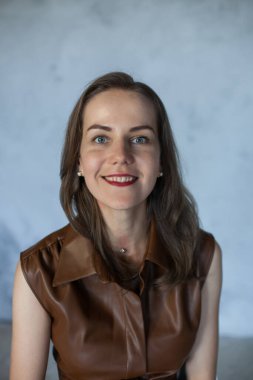 Kahverengi saçlı, kahverengi elbiseli iş kadını.