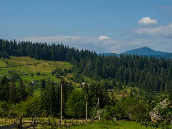 Karpatská krajina s oblačnou oblohou — Stock fotografie