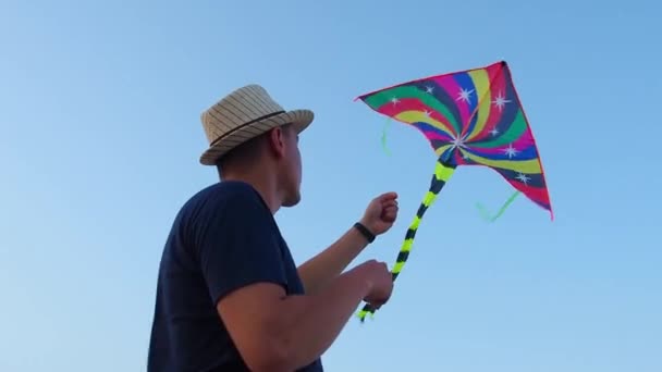 Gekleurde vlieger tegen blauwe lucht bij zonsondergang — Stockvideo