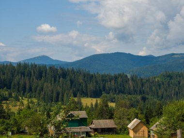 Bulutlu gökyüzü ile Karpatya manzarası