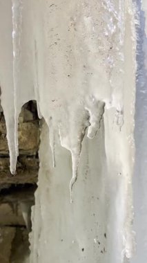 Şelale donmuştu. Baharda büyük buz saçakları vardı. Şafak vakti güneş altında su damlacıklarıyla. Donmuş şelale, ilkbaharın başlarında güneşin sıcak ışınları altında erir. Kış sonu. Sarkıtlar erir