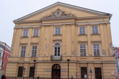 Eski Belediye Binası, Polonya 'nın Lublins Pazar Meydanı' nın merkez noktasıdır. Kraliyet Mahkemesi olarak hizmet verdi. Şehir meydanında sarı bir bina duruyor. Geniş pencereleri ve dış yüzeyinde aşınması var.. 