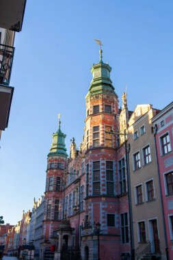 Bina, Polonya 'nın Gdansk kentindeki karmaşık dizayn ve heykellere sahip renkli duvarları gösteriyor. Büyük Cephanelik 17. yüzyıldan kalma eski bir cephanelik. Gdansk 'taki en iyi Mannerist mimari örneği.