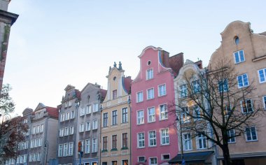 Gündüz vakti Gdansks 'ın eski kasabasındaki renkli binaları görmek için cadde boyunca bir yürüyüş. Polonya