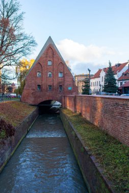 Gdansk 'taki eski tuğla su değirmeni. Benzersiz bir üçgen şeklindeki tuğla bina Polonya 'da bir su yolunun üzerindedir. Küçük Değirmen, Polonya 'daki ilk teknoloji eserleri.