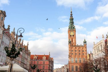 Şehir merkezinde bir saat kulesi ayakta duruyor. Polonya 'nın Gdansk şehrinde eski bir kasaba ve belediye binasında. Panoramik manzara. Tarihsel şehir Gdansk Danzig, Polonya, Avrupa.