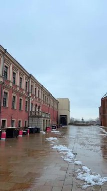 Lublin, Polonya. Romanesk kale kulesi. Lublin 'deki en eski binalardan biri. Büyük bir kırmızı tuğla kule kışın görülebilir, eski yapılar ve boş uzayla çevrilidir. Kar zemini kaplıyor..