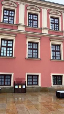 Lublin, Polonya, 25 Kasım 2025: Lublin kalesinin tarihi avlusu. Avludaki boşluklar yerde ve çatılarda kar gösteriyor. Kraliyet Kalesi ve çevresinin yer aldığı tarihi bir yer..