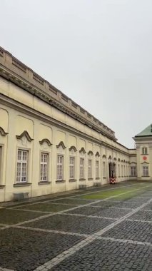 Copper-Roof Palace Pod Blacha Palace - Polonya 'nın Varşova kentindeki Devlet Müzesi ve Sergi Salonu. Bulutlu bir havada sakin bir avluda tarihi bir binayı keşfetmek
