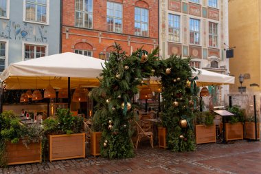 Şenlikli dekorasyonlu güzel bir açık hava yemek salonu. Polonya 'nın Gdansk şehrinin işlek bir meydanında yer almaktadır.