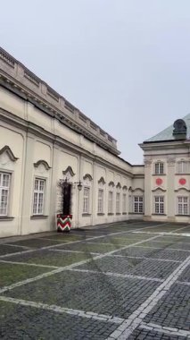 Copper-Roof Palace (Pod Blacha Palace) - Polonya 'nın Varşova şehrindeki Devlet Müzesi ve Sergi Salonu. Bulutlu bir havada sakin bir avluda tarihi bir binayı keşfetmek