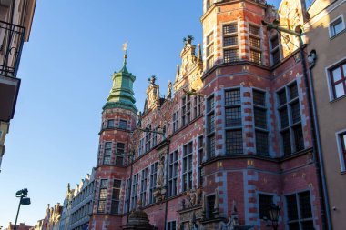 Bina, Polonya 'nın Gdansk kentindeki karmaşık dizayn ve heykellere sahip renkli duvarları gösteriyor. Büyük Cephanelik 17. yüzyıldan kalma eski bir cephanelik. Gdansk 'taki en iyi Mannerist mimari örneği.