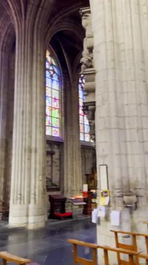 Brüksel, Belçika, 30 Kasım 2023: Brüksel, Belçika 'daki Sablon' da zafer leydimizin kilisesinin içinde güzel bir vitray ve zengin tarihi öneme sahip.