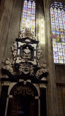 Brüksel, Belçika, 30 Kasım 2023: Brüksel, Belçika 'daki Sablon' da zafer leydimizin kilisesinin içinde güzel bir vitray ve zengin tarihi öneme sahip.