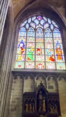 Brüksel, Belçika, 30 Kasım 2023: Brüksel, Belçika 'daki Sablon' da zafer leydimizin kilisesinin içinde güzel bir vitray ve zengin tarihi öneme sahip.