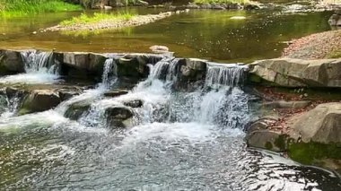 Şelale çağlayanı, Sukil nehri, Ukrayna. Atmosferik büyülü şelale Karpatya dağlarındaki derin yeşil ormanlarda.