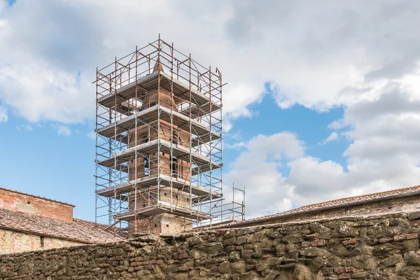 Реставрация церкви в историческом центре — стоковое фото