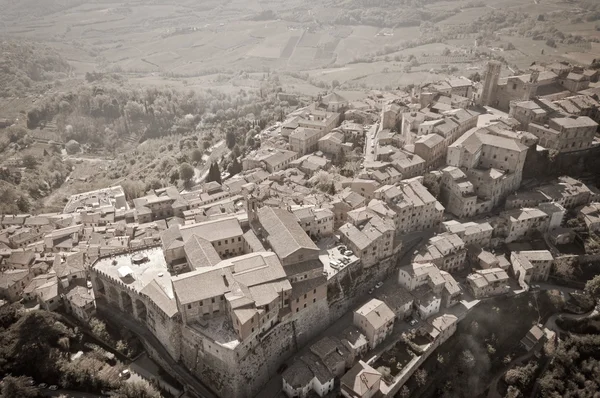 Un tipico borgo medievale in Toscana — Foto Stock