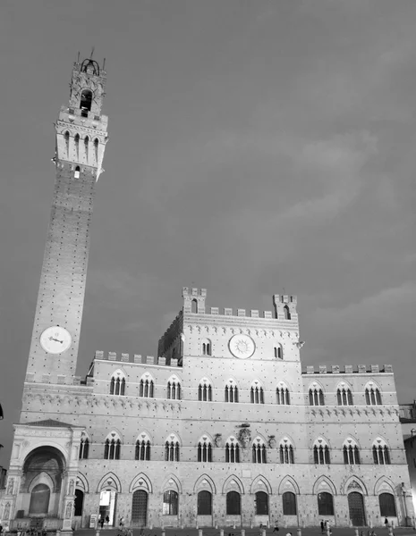 Veřejné palác s Torre del Mangia v Siena, Toskánsko, Itálie — Stock fotografie
