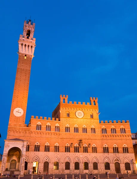 Publiek paleis met de Torre del Mangia in Siena, Toscane — Stockfoto