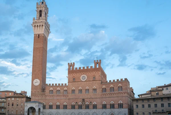 Publiek paleis met de Torre del Mangia in Siena, Toscane — Stockfoto