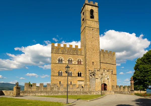 Monumento público para visitar el Castillo de Poppi , —  Fotos de Stock