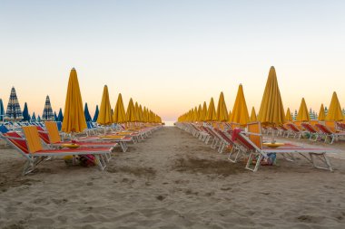 Gün batımından önce ıssız sahilde