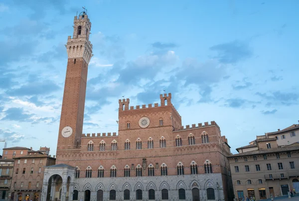 Palacio público con la Torre del Mangia en Siena, Toscana —  Fotos de Stock