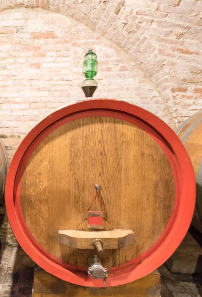 Το βαρέλι κελάρι του Montepulciano κόκκινο κρασί — Φωτογραφία Αρχείου