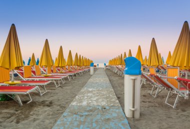 Gün batımından önce ıssız sahilde caddede