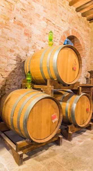 A hordó pincéjében montepulcianoi vörösbort — Stock Fotó
