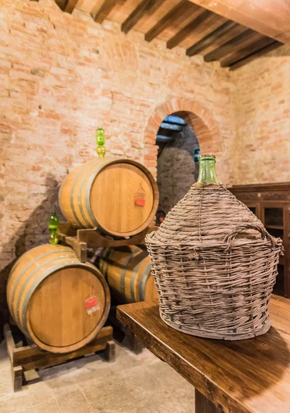 Το βαρέλι κελάρι του Montepulciano κόκκινο κρασί — Φωτογραφία Αρχείου