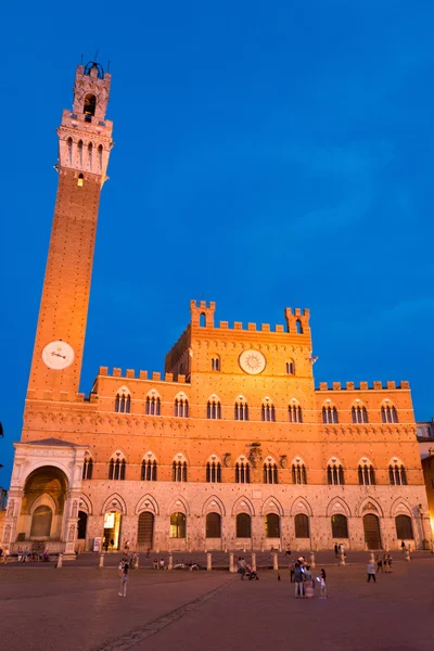 Palacio público con la Torre del Mangia en Siena, Toscana, Italia —  Fotos de Stock