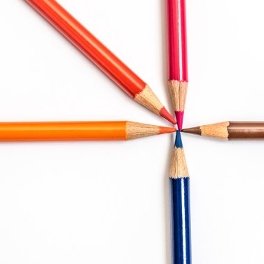 Renkli kalemler çizim