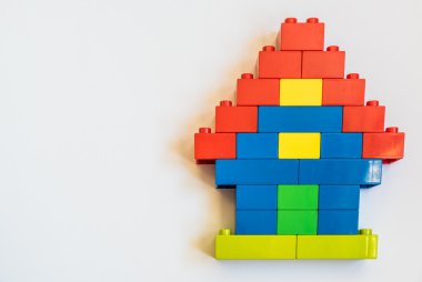 plastik oyuncak ev yapı taşları