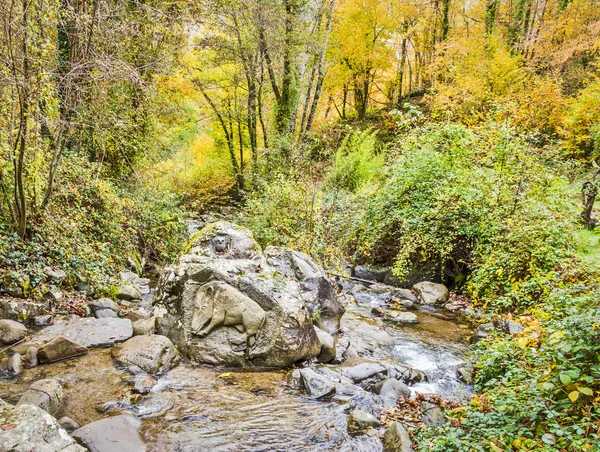 Die Statuen im Fluss — Stockfoto