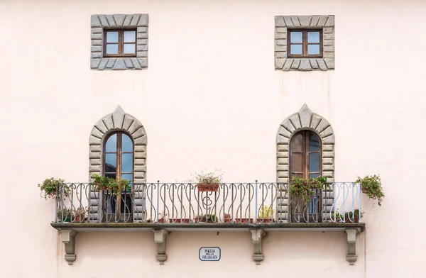 Arkitektoniska symmetri på torget i Collegiate i Castiglione Fiorentino — Stockfoto