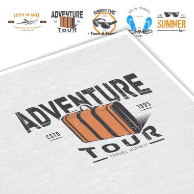 Yaz saati. Turizm acentesi. Dünya çapında seyahat. Ayrıntılı elemanları. Eski retro vintage grunge. Çizik, zarar, etkisi kirli. Tipografik etiketleri, çıkartmalar, logo ve rozetleri.
