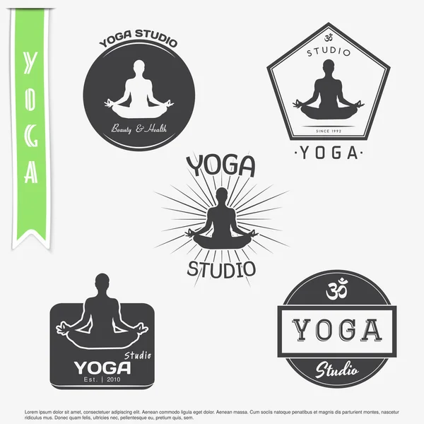 Estúdio de ioga, fitness e aula de meditação. Conjunto de etiquetas tipográficas, autocolantes, logótipos e crachás . —  Vetores de Stock