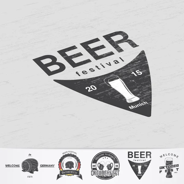 Cerveza y cerveza. Festival de la cerveza Oktoberfest. Elaboración de etiquetas tipográficas, logotipos y distintivos. Efecto Grunge . — Archivo Imágenes Vectoriales